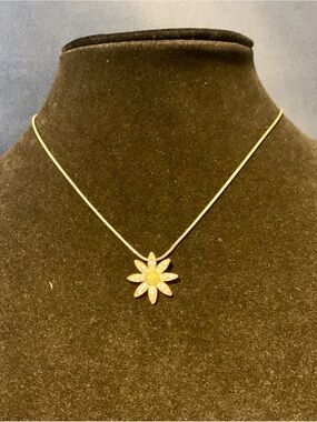 Gold Daisy Pendant Necklace - Elegant Women's Jewelry